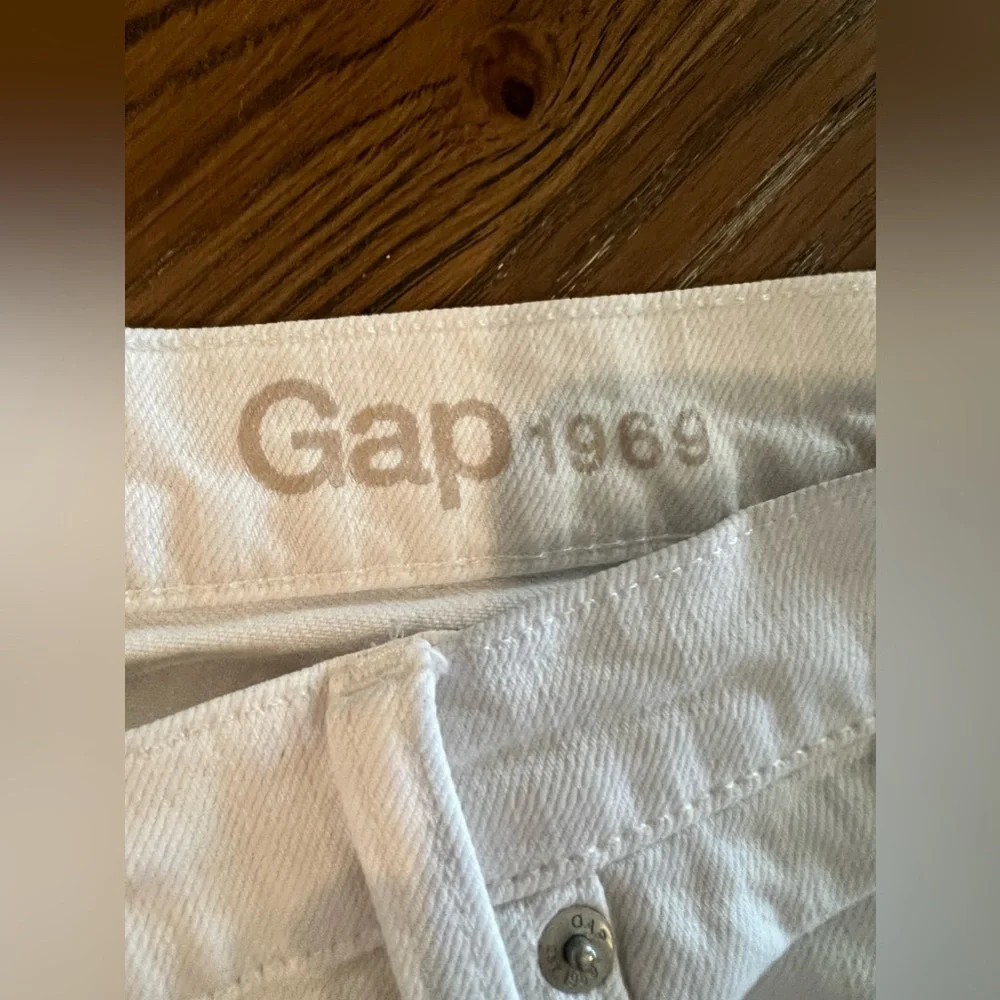 GAP White Ankle Jeans - Women’s Cropped Fit - Picture 4 of 5
